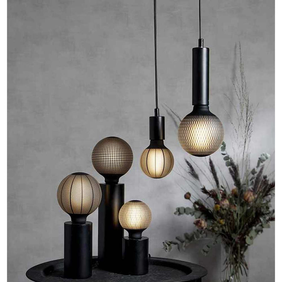 A GRAPHIC dekor izzók jellegzetessége az opálos üvegfelületeiket díszítő, matt fekete színű dekoratív grafikai minták alkalmazása