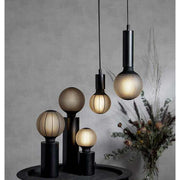 Graohic Diamond dekorációs izzó. Meleg fehér fényű LED dekorációs izzó, opálos üveggel és matt fekete színű grafikai mintával