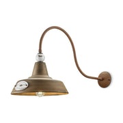 Rusztikus, vidéki stílusú, antikolt felületű mázas kerámiából és rozsdás fémből készült, kézműves falilámpa.