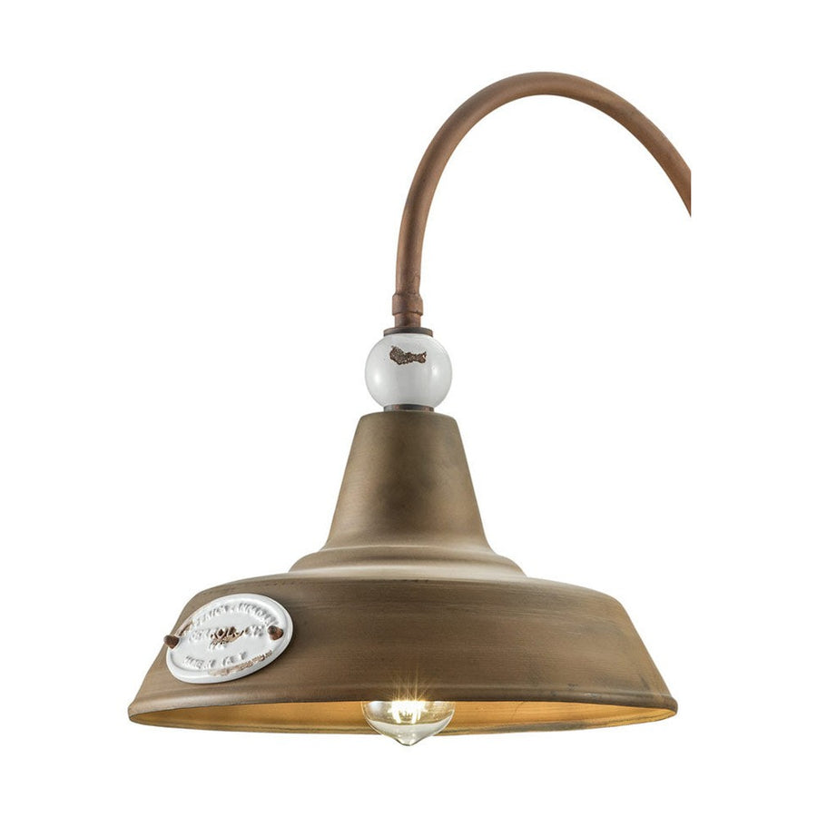 Rusztikus, vidéki stílusú, antikolt felületű mázas kerámiából és rozsdás fémből készült, kézműves falilámpa.