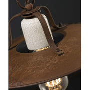 Rusztikus, vidéki stílusú, állítható magasságú, antikolt, repesztett felületű mázas kerámiából és rozsdás fémből készült, textilburkolatú vezetékkel kialakított, kézműves függeszték lámpa.