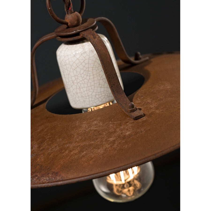 Rusztikus, vidéki stílusú, állítható magasságú, antikolt, repesztett felületű mázas kerámiából és rozsdás fémből készült, textilburkolatú vezetékkel kialakított, kézműves függeszték lámpa.