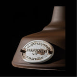 Rusztikus, vidéki stílusú, antikolt felületű mázas kerámiából és rozsdás fémből készült, textilburkolatú vezetékkel kialakított, kézműves függeszték lámpa.