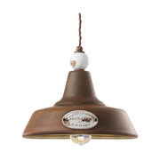 Rusztikus, vidéki stílusú, antikolt felületű mázas kerámiából és rozsdás fémből készült, textilburkolatú vezetékkel kialakított, kézműves függeszték lámpa.