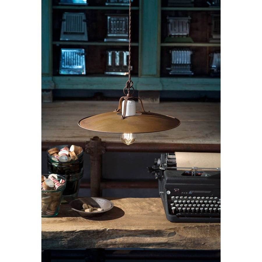 Rusztikus, vidéki stílusú, állítható magasságú, antikolt, repesztett felületű mázas kerámiából és rozsdás fémből készült, textilburkolatú vezetékkel kialakított, kézműves függeszték lámpa.