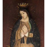 Szoborfülkés fém képkeretbe foglalt, a Guadalupei Szűzanyát ábrázoló figura.