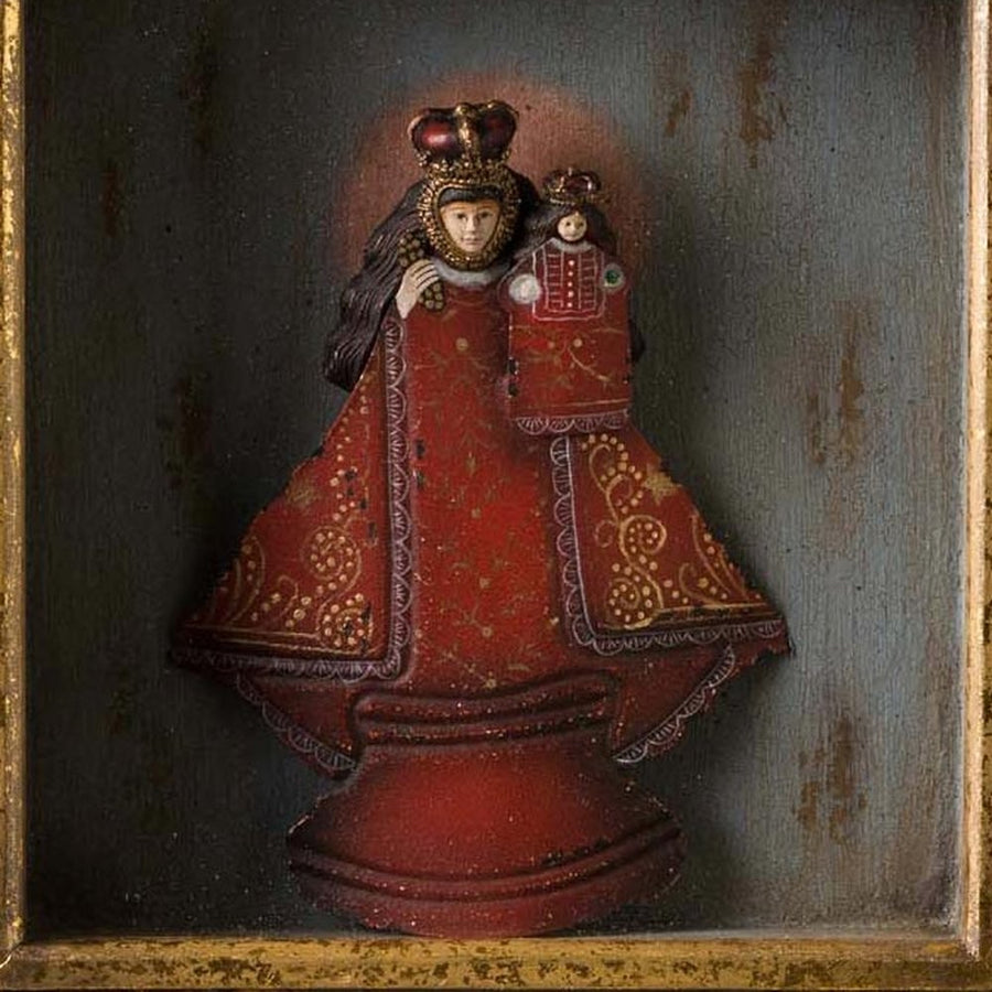 Szoborfülkés fa képkeretbe foglalt,, a Gyógyító Szűzanyát ábrázoló figura.