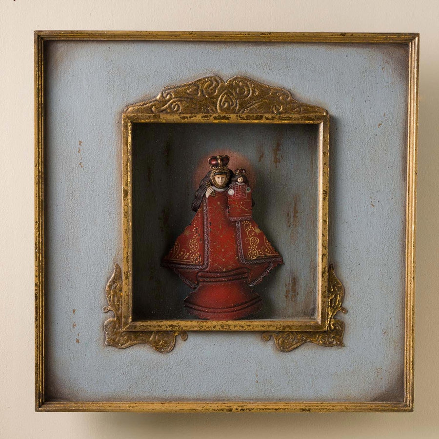 Szoborfülkés fa képkeretbe foglalt,, a Gyógyító Szűzanyát ábrázoló figura.