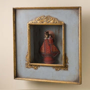 Szoborfülkés fa képkeretbe foglalt,, a Gyógyító Szűzanyát ábrázoló figura.