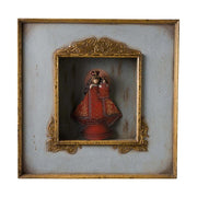 Szoborfülkés fa képkeretbe foglalt,, a Gyógyító Szűzanyát ábrázoló figura.