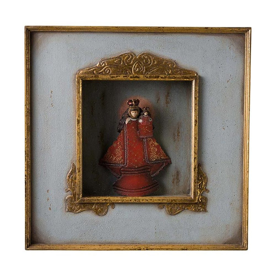 Szoborfülkés fa képkeretbe foglalt,, a Gyógyító Szűzanyát ábrázoló figura.