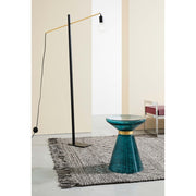 Rojtos szélű barna szőnyeg.