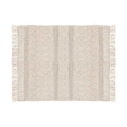 Bézs színű rojtos szélű szőnyeg.