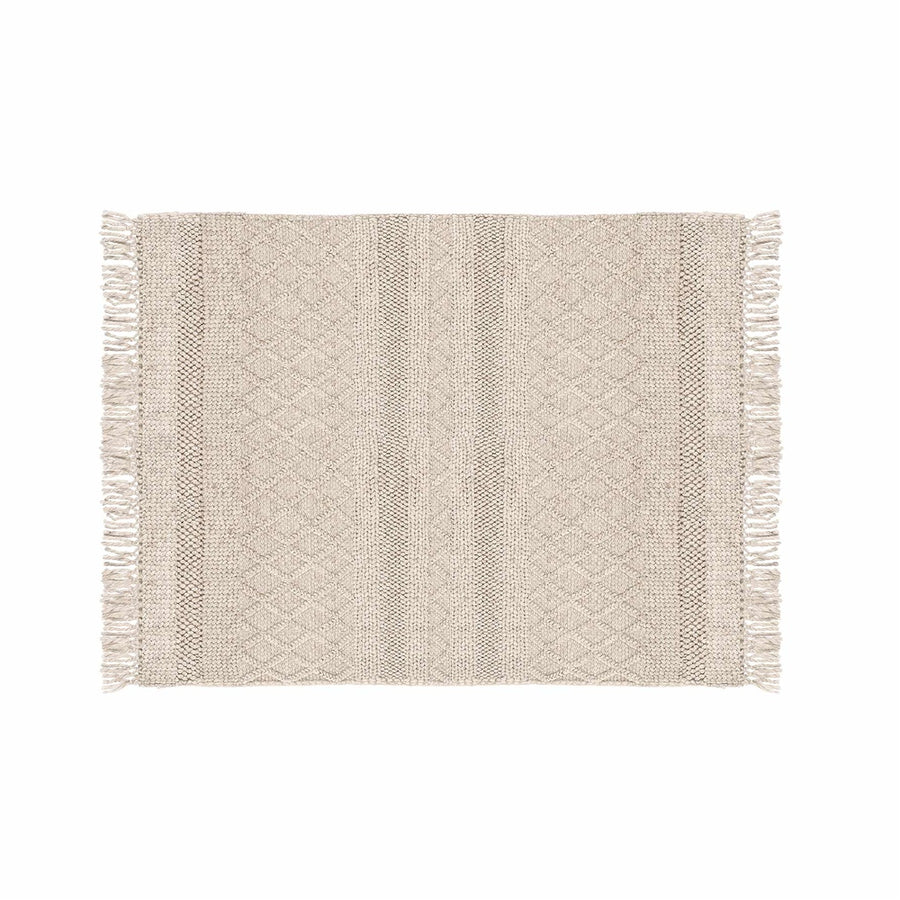 Bézs színű rojtos szélű szőnyeg.