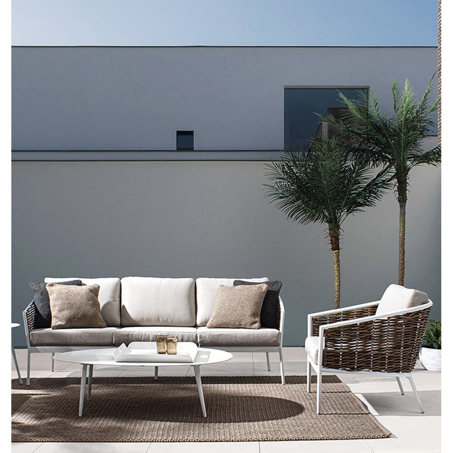 Homokszürke színű kerti ülőgarnitúra, modern teraszon.