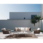 Homokszürke színű kerti ülőgarnitúra, modern teraszon.