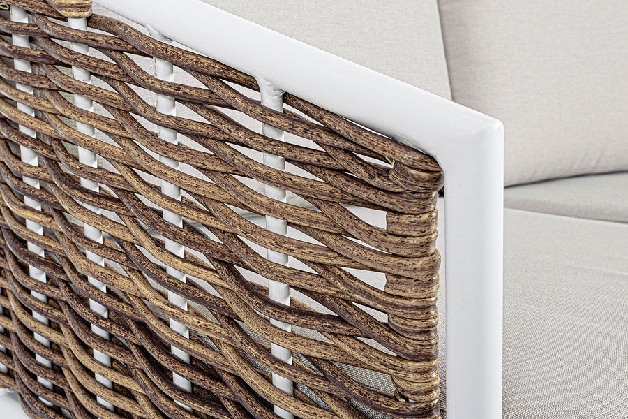 Homokszürke színű kerti ülőgarnitúra.