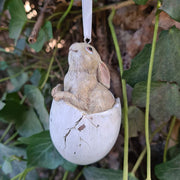 Vintage stílusú,, függeszthető húsvéti nyuszi figura tojáshéjban.