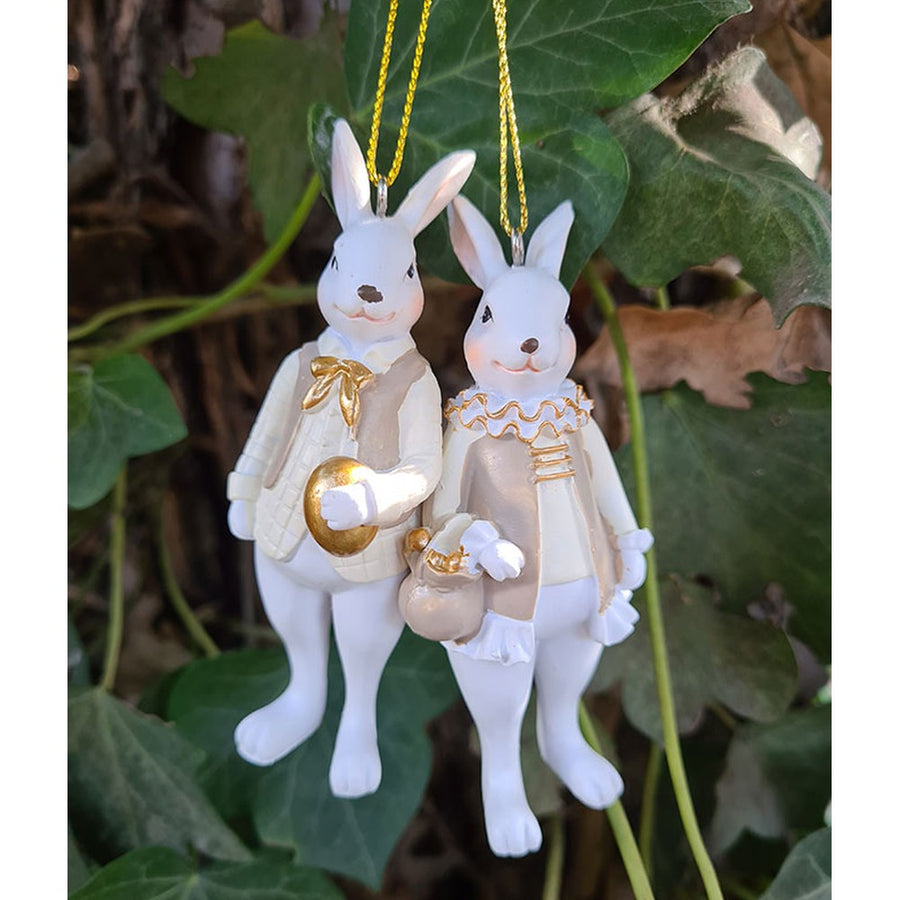 Fub Funky stílusú, 10 cm magas, bézs és aranyszínű ruhájú, függeszthető kialakítású nyuszi pár.