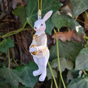 Fub Funky stílusú, 10 cm magas, bézs és aranyszínű ruhájú, függeszthető kialakítású nyuszi pár.