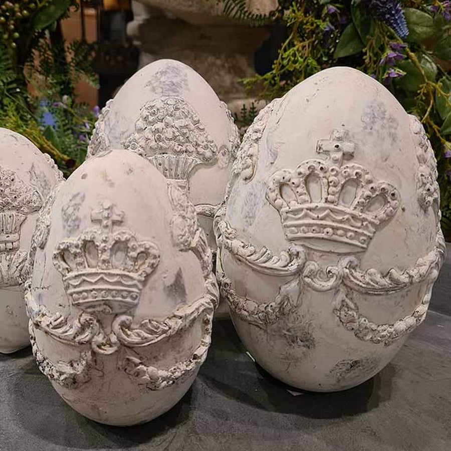 Vidéki vintage stílusú, patinás felületű, antik krém színű, dombormintákkal díszített 15 cm magas húsvéti tojás
