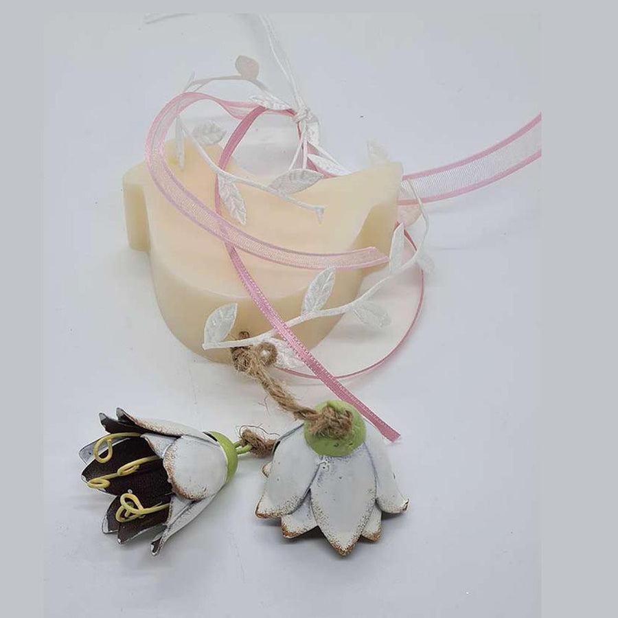 Prémium minőségű, függeszthető, 25 cm magas (+ akasztó), exkluzív megjelenésű, madár alakú, illatos kézműves szappan dekoráció, fehér színű fém tulipánokkal