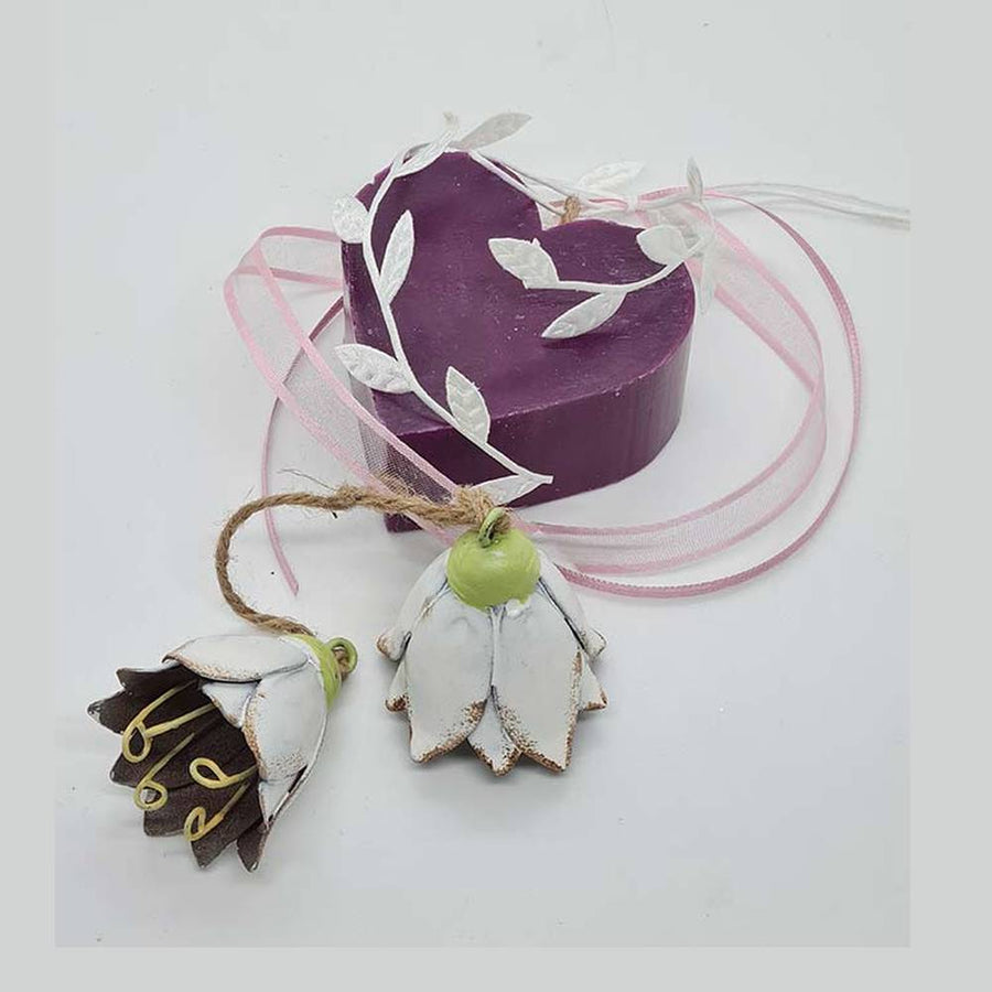 Prémium minőségű, függeszthető, 25 cm magas (+ akasztó), exkluzív megjelenésű, szív alakú, illatos kézműves szappan dekoráció, fehér színű fém tulipánokkal