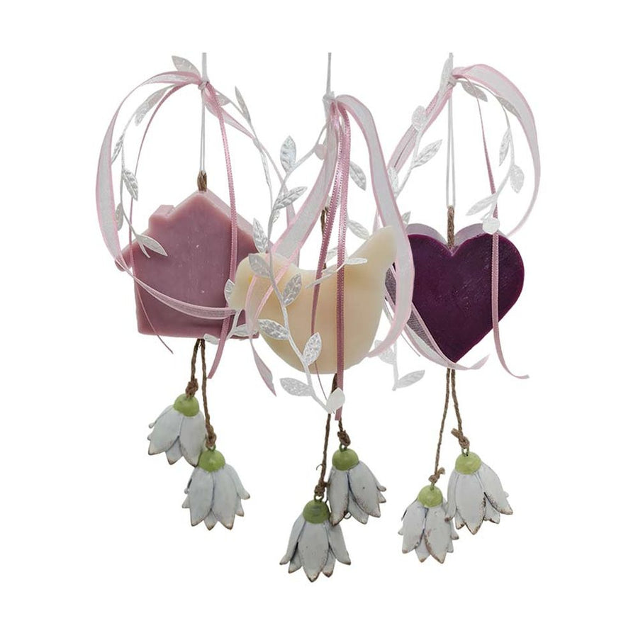 Prémium minőségű, függeszthető, 25 cm magas (+ akasztó), exkluzív megjelenésű, szív alakú, illatos kézműves szappan dekoráció, fehér színű fém tulipánokkal