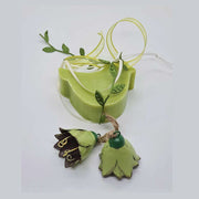 Prémium minőségű, függeszthető, 25 cm magas (+ akasztó), exkluzív megjelenésű, madár alakú, illatos kézműves szappan dekoráció, zöld színű fém tulipánokkal 