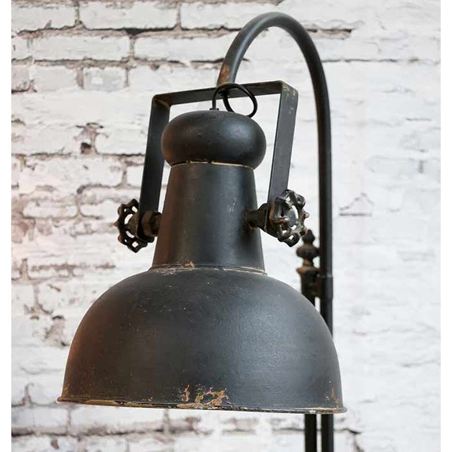 Ipari stílusú, antikolt fekete színű, állítható magasságú fém állólámpa lámpabúrája.