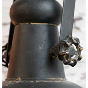 Közeli kép, ipari stílusú, antik fekete színű, fém állólámpa búrájáról .