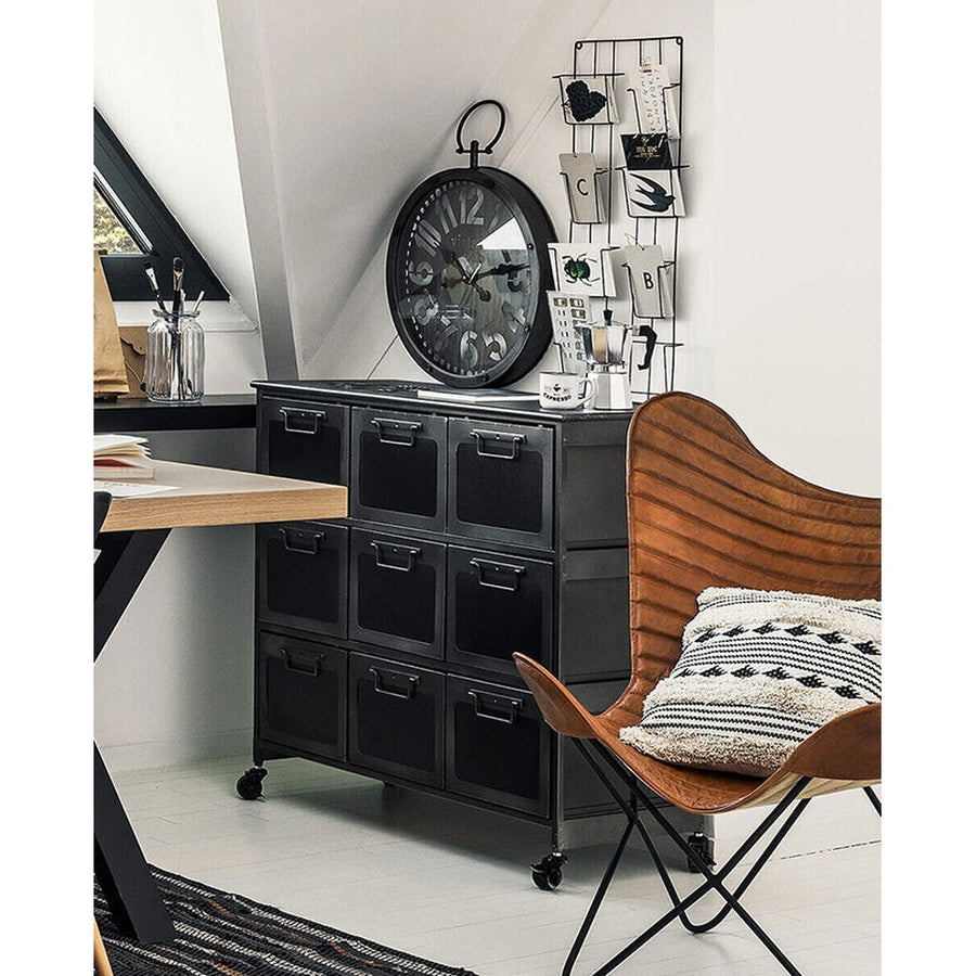 Ipari megjelenésű, 86 cm magas, sötétszürke színű fémből készült, 9 fiókos, gurítható industrial stílusú komód