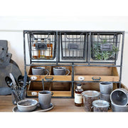 Ipari stílusú 4 fiókos és 3 tárolókosaras fali polc szürke bögrékkel.