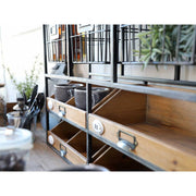 Ipari stílusú 4 fiókos és 3 tárolókosaras fali polc fiókja szürke bögrékkel.