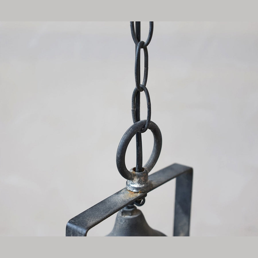 Industrial, loft stílusú fekete régies antikolt felületű ipari fém függeszték lámpa.