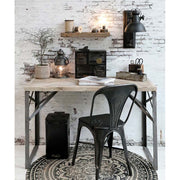 Ipari stílusú dolgozószoba számos kiegészítővel, köztük a fekete színű, fém falilámpával.