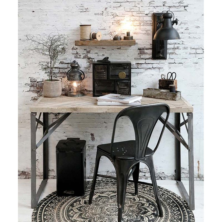 Ipari stílusú dolgozószoba számos kiegészítővel, köztük a fekete színű, fém falilámpával.