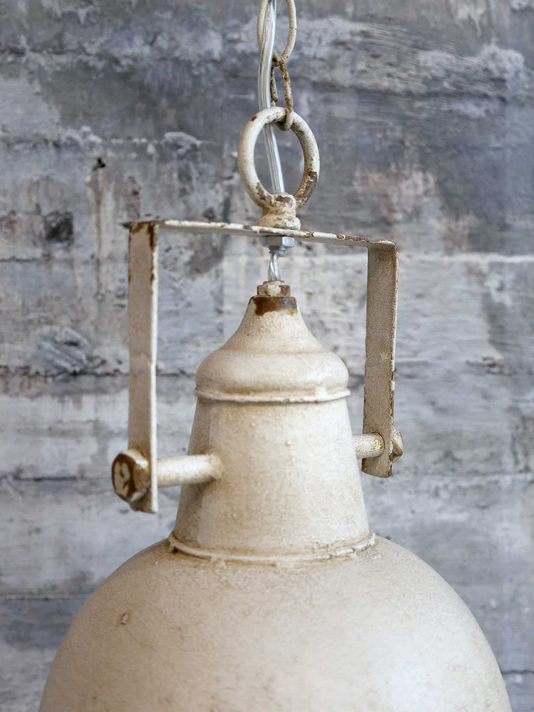 Ipari stílusú, antikolt krém színű, patinás felületű fém függeszték lámpa..