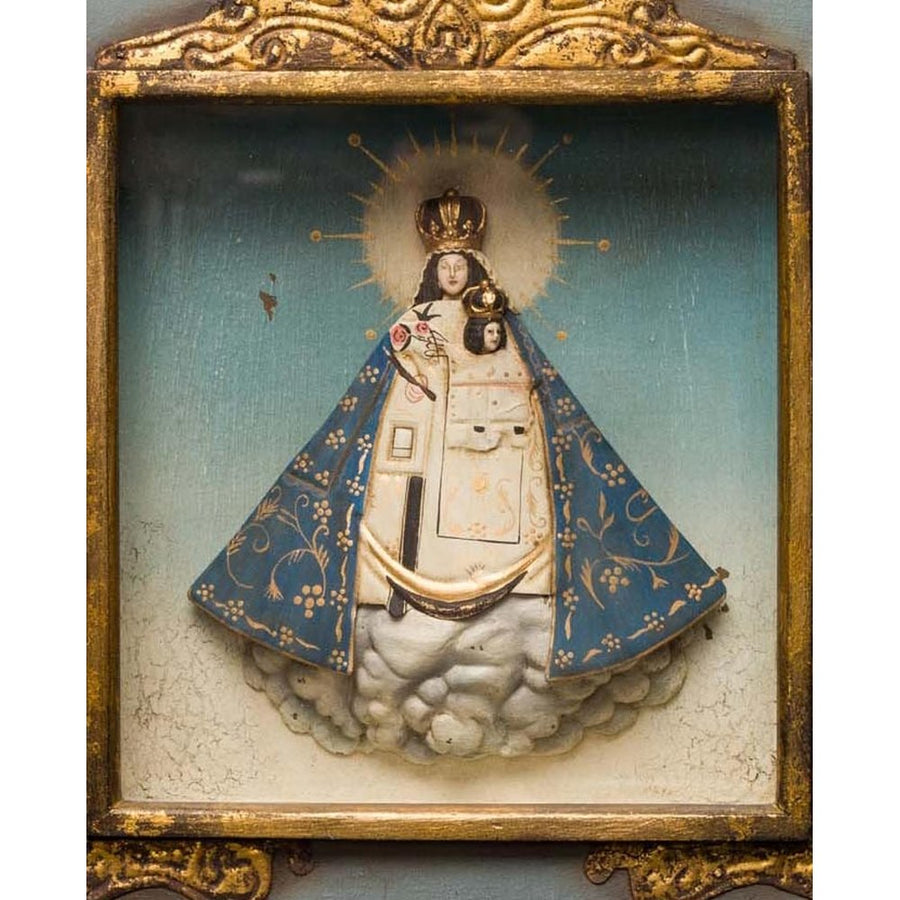 Szoborfülkés fa képkeretbe foglalt, az Irgalmas Szűzanyát ábrázoló figura.