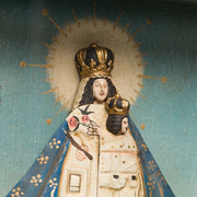 Szoborfülkés fa képkeretbe foglalt, az Irgalmas Szűzanyát ábrázoló figura.