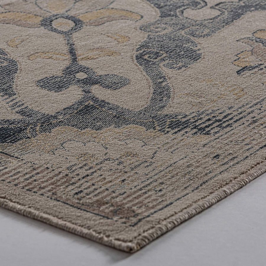 Klasszikus, keleti stílusú, 340 cm hosszú és 240 cm széles, viszkózból készült szőnyeg.