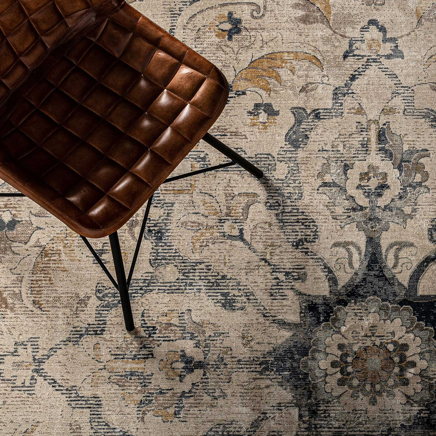 Klasszikus, keleti stílusú, 340 cm hosszú és 240 cm széles, viszkózból készült szőnyeg.