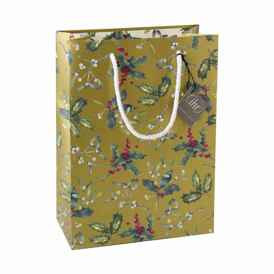 Fagyöngyággal és piros bogyós magyallal díszített, karácsonyi ajándéktasak.