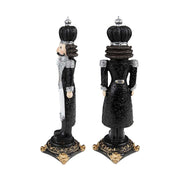 Barokkos díszítésű, 24 cm magas, díszes talapzaton álló, fekete és ezüst színű karácsonyi diótörő figura.