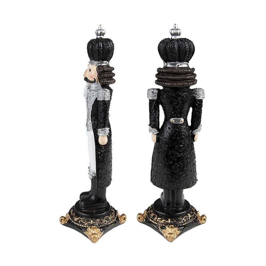 Barokkos díszítésű, 24 cm magas, díszes talapzaton álló, fekete és ezüst színű karácsonyi diótörő figura.