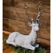 Glamour stílusú, fehér színű, deres hatású, ezüst agancsú és patájú exkluzív karácsonyi szarvas..