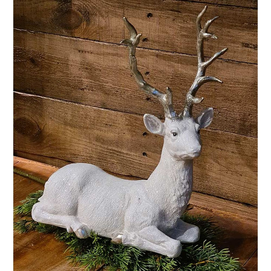 Glamour stílusú, fehér színű, deres hatású, ezüst agancsú és patájú exkluzív karácsonyi szarvas..