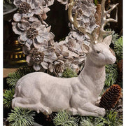 Glamour stílusú, fehér színű, deres hatású, ezüst agancsú és patájú exkluzív karácsonyi szarvas..