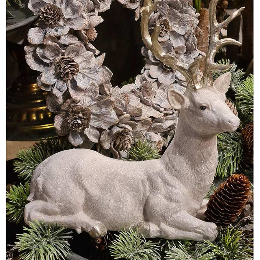 Glamour stílusú, fehér színű, deres hatású, ezüst agancsú és patájú exkluzív karácsonyi szarvas..