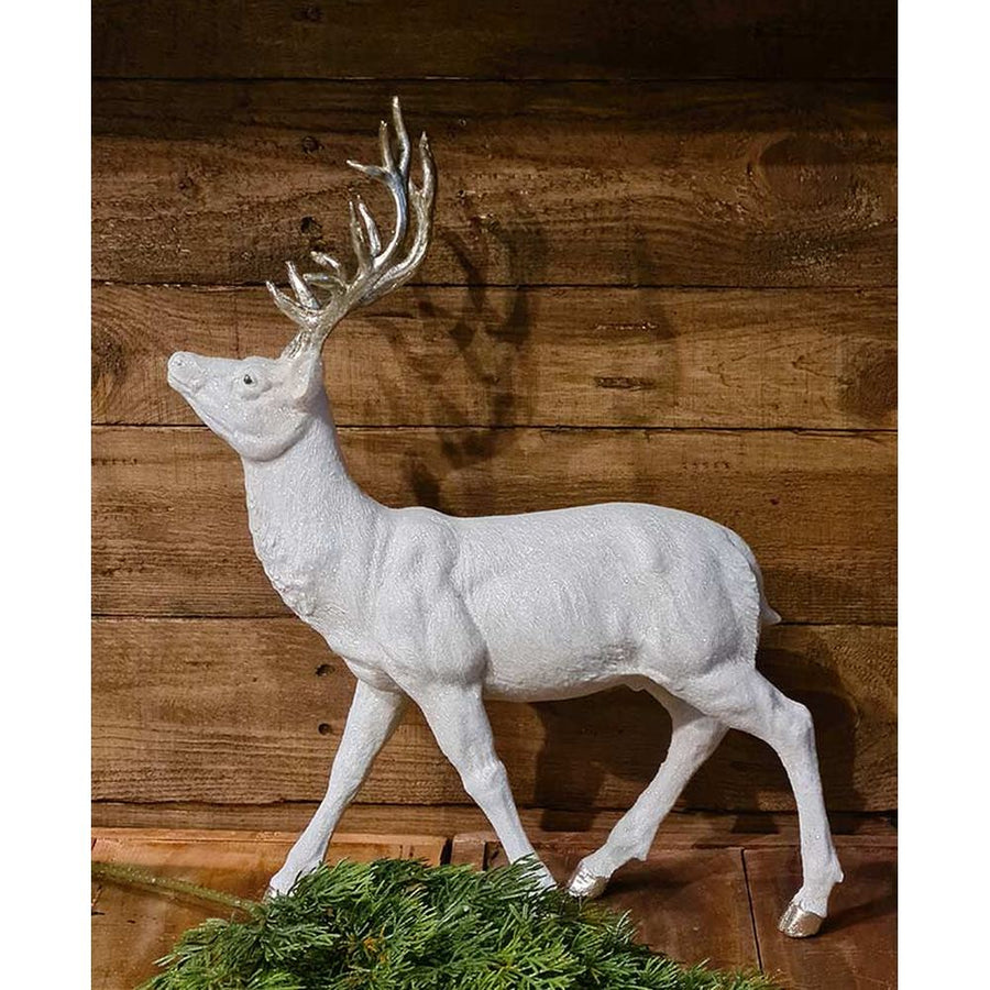 Glamour stílusú, fehér színű, deres hatású, ezüst agancsú és patájú exkluzív karácsonyi szarvas.